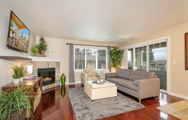 Beautiful Top-Floor 2BR/2BA Condo – Walk to Totem Lake, Parks & More
