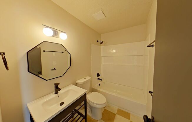 2 beds, 1 bath, 647 sqft, $1,600, Unit 28A