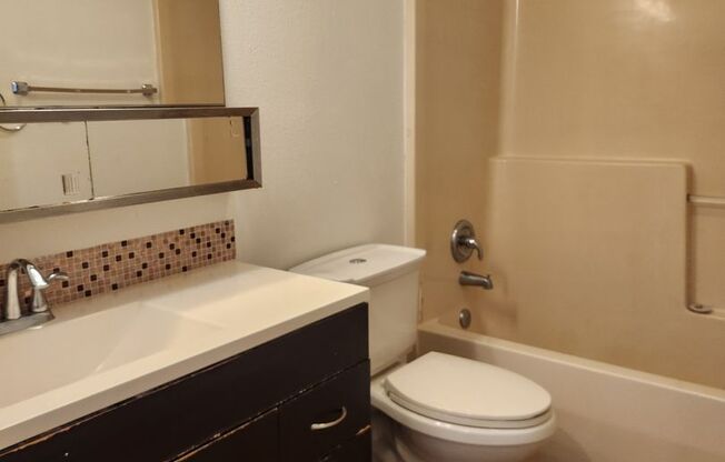 2 beds, 1 bath, $1,600, Unit 2