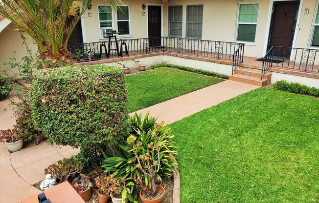 Available now-Newly Remodeled Hillcrest 1 Bedroom!