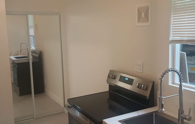 Studio, 1 bath, 300 sqft, $1,500, Unit 32