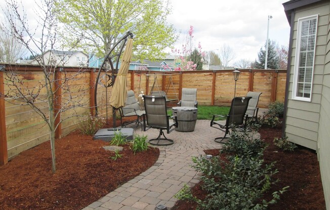 Bright 3 Bedroom Home with Vaulted Ceilings, Bay Windows, Granite Kitchen & Spacious Backyard