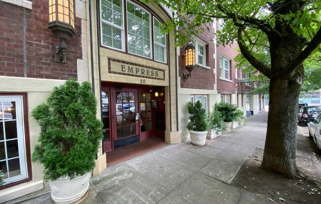 Adorable Studio in the Heart of Downtown with Washer/Dryer in Unit!