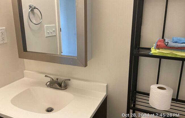 2 beds, 1 bath, 700 sqft, $1,100, Unit 01440-20