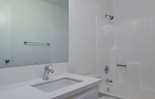 3 beds, 2 baths, $2,795, Unit 5650-06