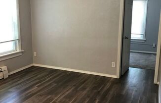 806 W 15 ST