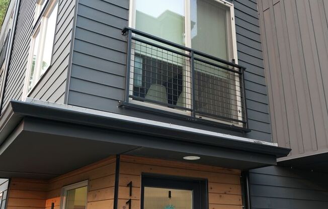 Bright Ballard Townhome – 2BR/2BA, 1,270 sf, Rooftop Deck + Parking
