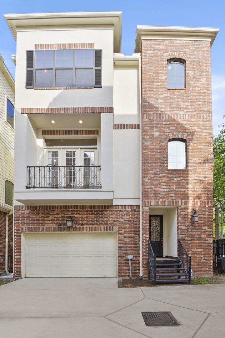Elegant 3-Bedroom Home in Gated Inner Loop Community