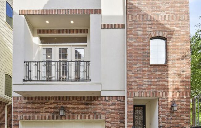 Elegant 3-Bedroom Home in Gated Inner Loop Community