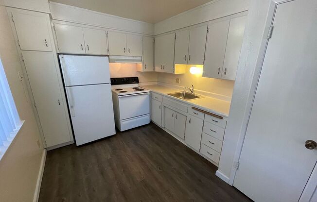 1615 1625 E 8 ST