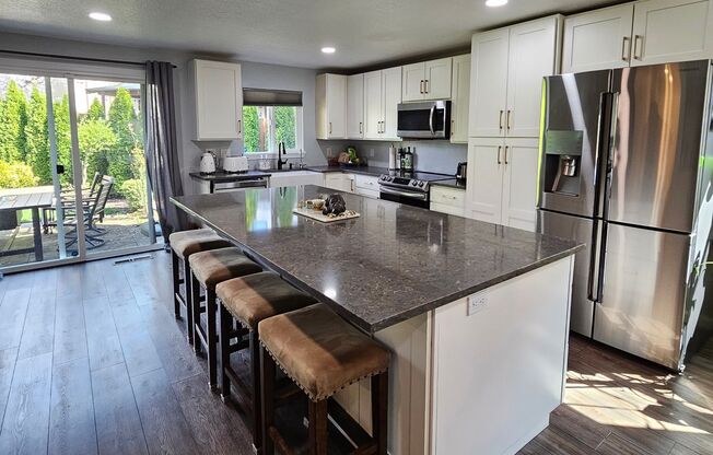 Charming 3 Bed 2 Bath home in Beaverton! Private Yard and Ensuite Bathroom!