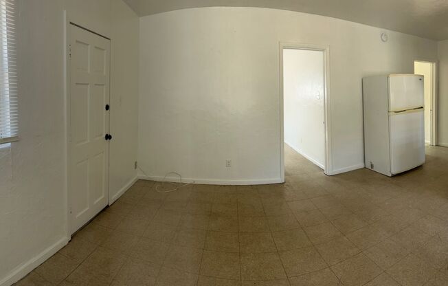 Cozy 2 Bedroom, 1 Bath Apartment in Charming Sarasota Duplex