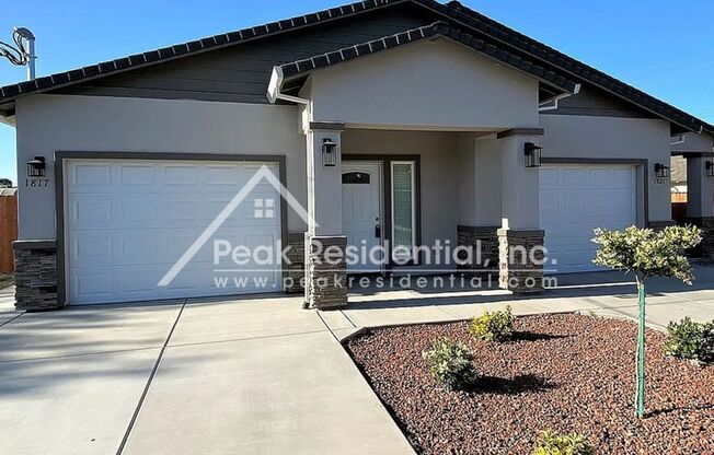 A Beautiful Sacramento 2bd/2ba Duplex with 1 Car Garage!