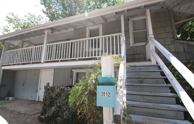 Simply the BEST! Adorable 1 Bedroom/1 Bath Located off Historic Camp Bowie! ((Covered Deck)) Minutes to Downtown Ft Worth ~