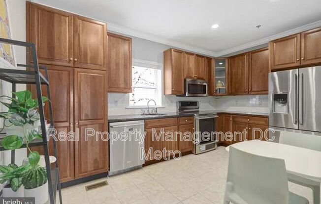 927 12 ST NE