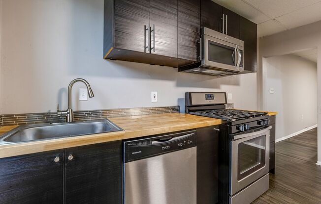 2 beds, 1 bath, $1,200, Unit Apt 2 (Top)