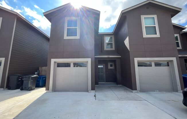 3 beds, 2.5 baths, $1,425