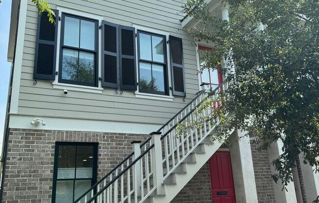 GORGEOUS NEW CONSTRUCTION GARDEN UNIT-PARKING INCLUDED!