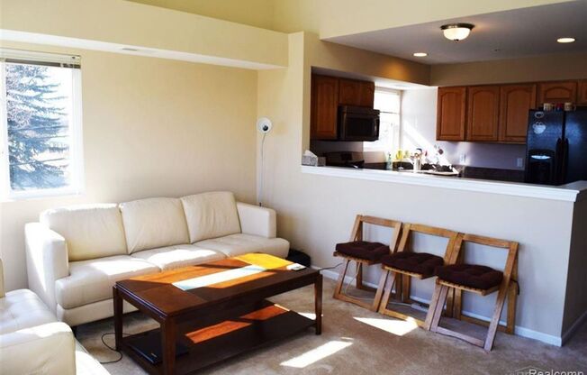 1077 FOXBORO, TROY - TOWNHOUSE FOR RENT!