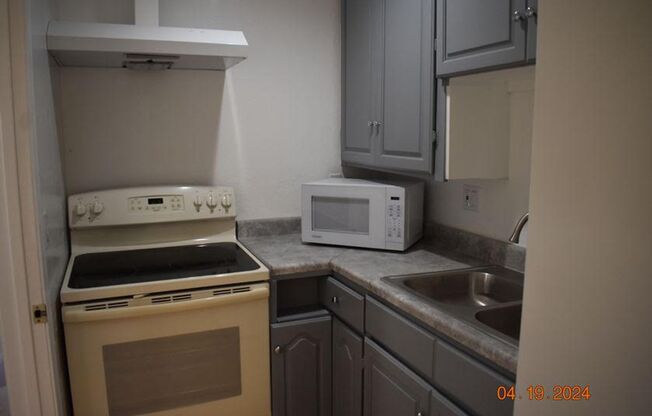 Charming Two-Bedroom, One-Bath Unit – Available Now in Chula Vista!