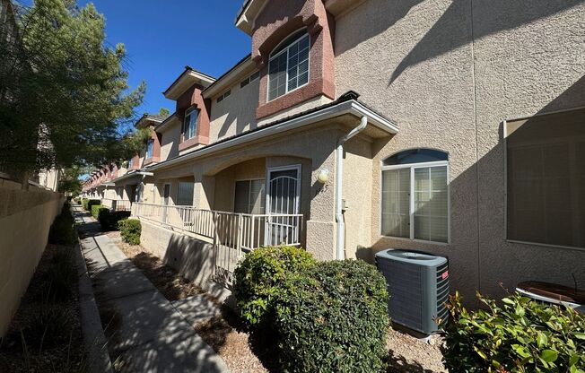 CUTE CONDO UNIT 2 BEDROOM / 2  FULL BATHROOMS LOCATED IN A GATED COMMUNITY