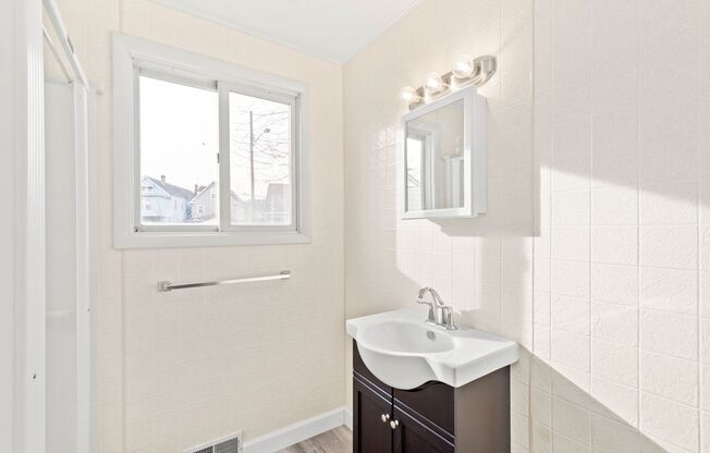 Stunning 3 bedroom home in Ambridge available August 1!