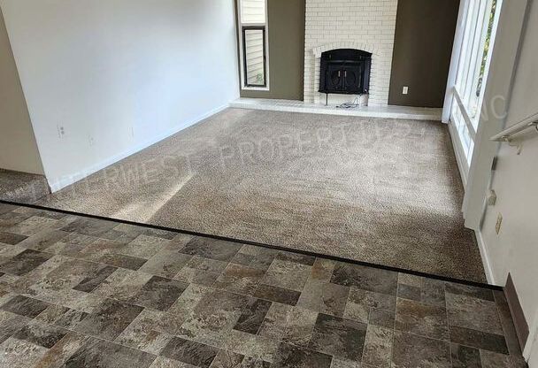 *1/2 OFF 1ST MONTH'S RENT PROMO* 3 BR Townhome- Wonderful Privacy Deck in Beaverton with 1 Car Garage & A/C!