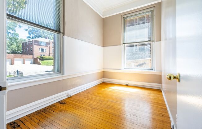 2 beds, 1 bath, 825 sqft, $899, Unit 3819 Jones St #201