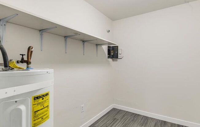 2 beds, 1 bath, 950 sqft, $1,750, Unit 37