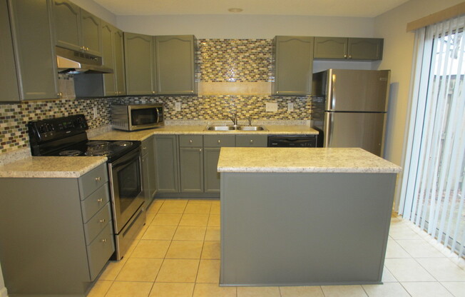 Pristine 2 bedroom, 2.5 bath Townhome located in the Roxborough Community!