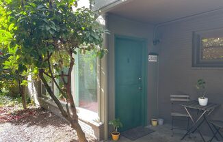 Charming 1 Bedroom Apartment in Seattle - with Serene Outdoor Oasis!