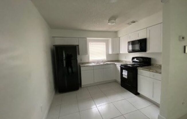 2BR/1BA  TRIPLEX LOCATED DOWNTOWN ORLANDO