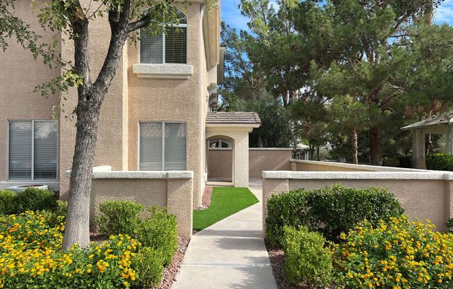 GORGEOUS TOWNHOME FOR IMMEDIATE MOVE-IN