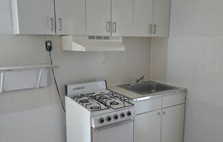 3 beds, 1 bath, $3,300, Unit 370 - 4D