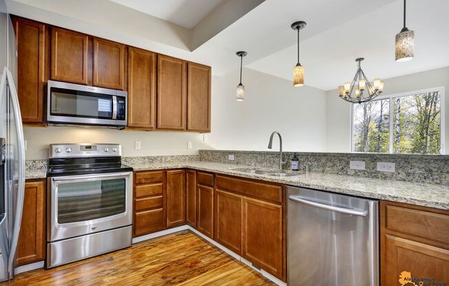 Beautiful 3-Bedroom Half Duplex in Eagle River with Mountain Views!