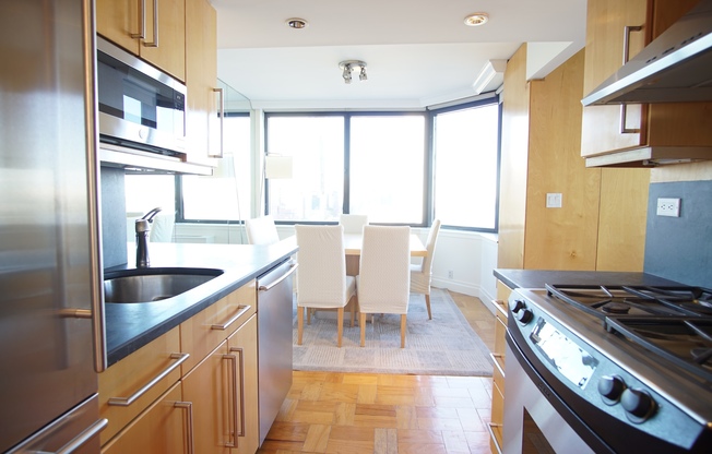 1 bed, 2 baths, 927 sqft, $5,500, Unit 18G