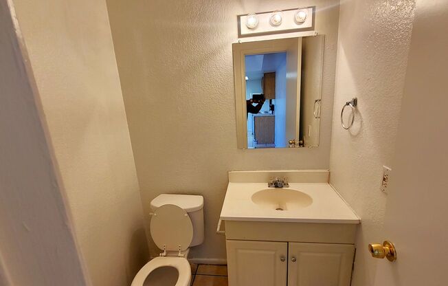 AFFORDABLE UNIT ON THE PHOENIX/TEMPE BOARDER!