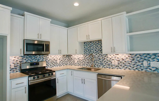 Charming Modern-Farmhouse Townhome — 2 Beds, 2.5 Baths & Private Yard Minutes from Downtown Austin