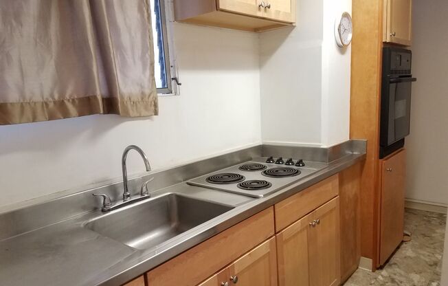 Near Waikiki Beach. Window AC. Near Public Transportation