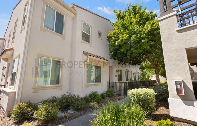 For Rent: Stylish 3-Bedroom Townhouse with Updated Kitchen & Community Pool