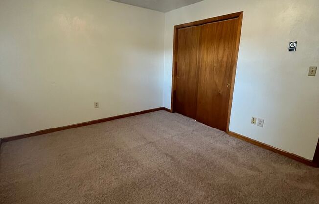 2 beds, 1 bath, 903 sqft, $1,170, Unit J-5