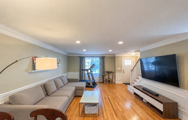 16 MOTT ST