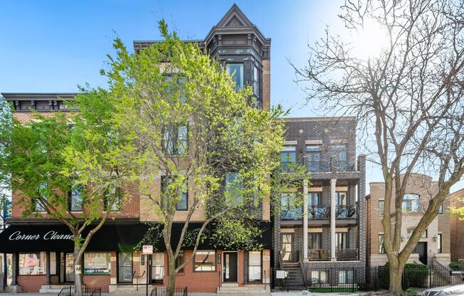 Spacious Fully Furnished 2 Bed/2 Bath Duplex in Lincoln Park! Short Term Rental