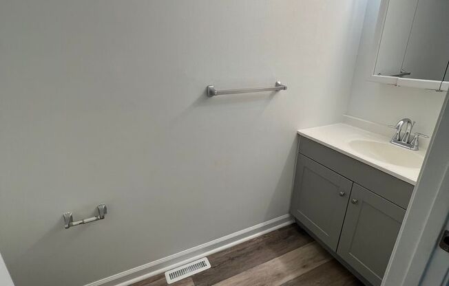 3 beds, 1.5 baths, $1,600, Unit 4054 Ogden St