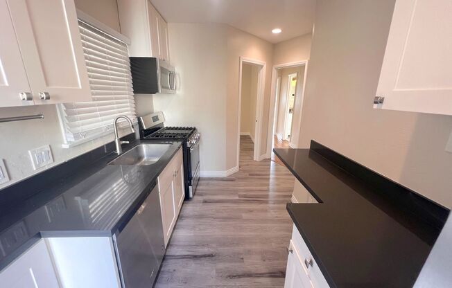 1 bed, 1 bath, $2,950, Unit 2053 Pierpont Blvd unit B