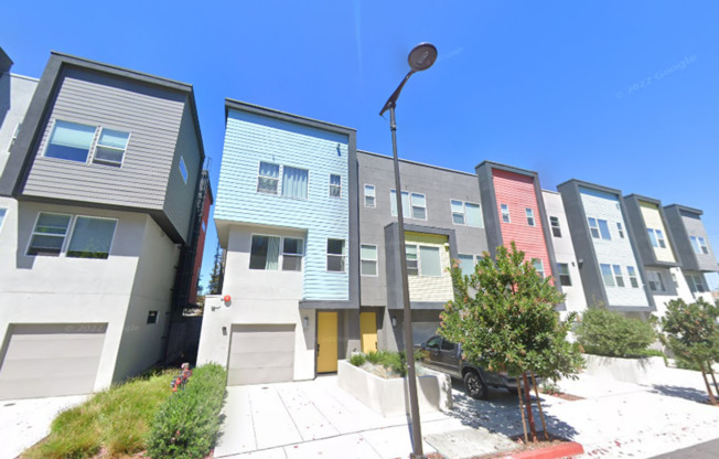 Epic REA - Stunning 3 BR /3.5 BA Townhouse in Vibrant Oakland Neighborhood