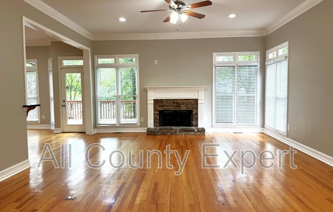 889 LENOX CT NE