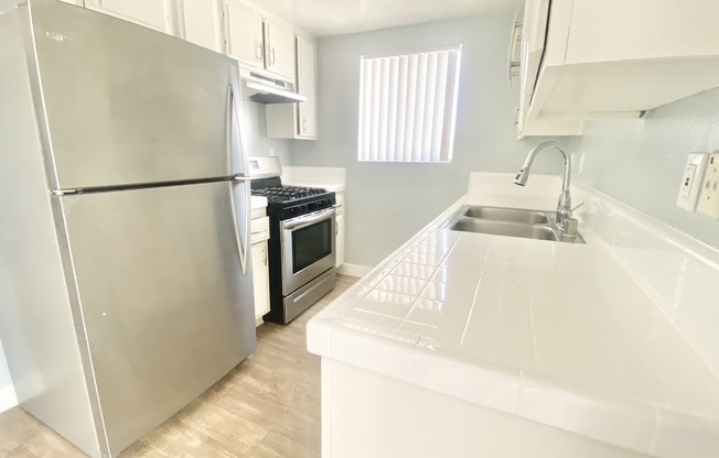 663 W 12 ST