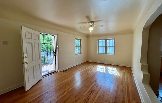 3 Bedroom 2 Bathroom Charmer In Nob Hill!