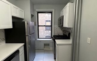 3 beds, 1 bath, $2,600, Unit 202